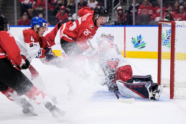 220819 William Dufour of Canada challenges Jiri Tichacek and goaltender Tomas Suchanek of Czech Republic during the 2022 IIHF World Junior Championship semifinal game between Canada and Czech Republic on August 19, 2022 in Edmonton Photo Joel Marklund BILDBYRAN kod JM JM0366 bbeng ishockey ice hockey jvm junior vm u20 2022 iihf world junior championship world juniors semifinal semifinals canada kanada tjeckien czech republic Czechia,  Copyright: JOELxMARKLUND BB220819JM039