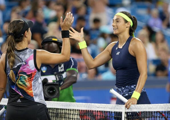 Jessica Pegula (L) of the United States congratulates Caroline Garcia of France after Garcia won in straight sets in the quarter-finals of the 2022 Western and Southern Masters at the Lindner Family Tennis Center in Mason, Ohio, USA, 19 August 2022. Western and Southern Masters !ACHTUNG: NUR REDAKTIONELLE NUTZUNG!  Copyright: xMARKxLYONSx AME641 20220820-ce0934155aadbefa595d73449dafa782ad11b4fa