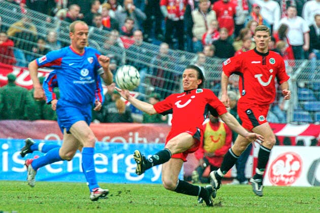 Aus 1. BL aison 2002 03 Hannover 96 - 1. FC Kaiserslautern 2:1 am 19.04.2003. Im Foto: Han96 Spieler Marc van Hintum gegen Mario Basler re. Vinicius *** From 1 BL aison 2002 03 Hannover 96 1 FC Kaiserslautern 2 1 on 19 04 2003 In photo Han96 player Marc van Hintum against Mario Basler re Vinicius