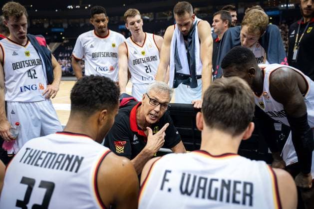 Basketball Hamburg 19 08 2022 Supercup Germany GER Czech Republic CZE Gordon Herbert Germany, national coach time out Johannes Thiemann Germany, No 32 Franz Wagner Germany, No 09 Dennis Schröder Schroeder Germany, No 17 Schröder Schroder and others