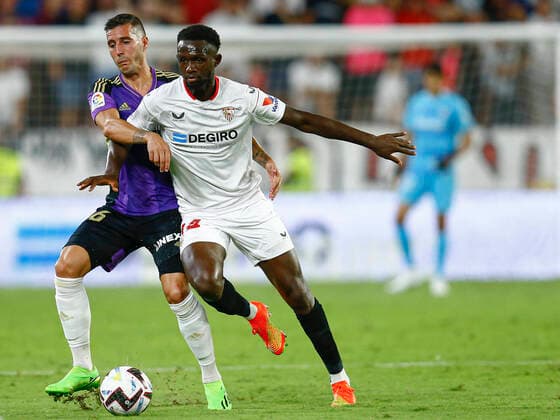 ESP: Sevilla FC-Real Valladolid. La Liga Santander, date 2 Tanguy Nianzou of Sevilla FC and Sergi Guardiola of Real Valladolid during the La Liga match between Sevilla FCl and Real Valladolid played at RCDE Stadium on August 19, 2022 in Sevilla, Spain. kpng Copyright: xAntonioxPozox xPRESSINx AP_220819_903