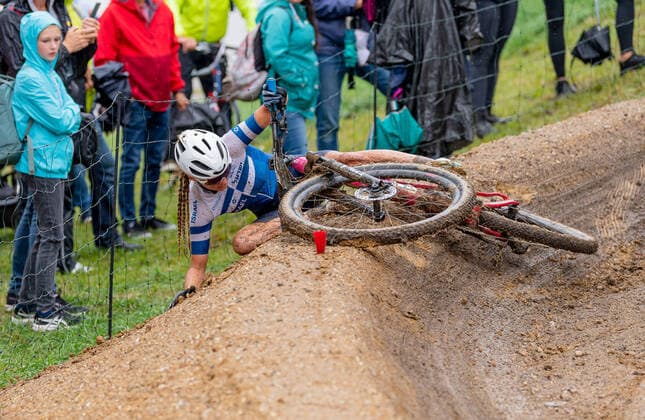 WITKIN Lianne (ISR) has fallen. GER, Cycling Mountain Bike Womens Cross-Country (Radfahren Mountainbike, Frauen Cross-Country), European Championships Munich 2022, 20.08.2022. Photo: EIBNER Heike Feiner GER, Cycling Mountain Bike Womens Cross-Country (Radfahren Mountainbike, Frauen Cross-Country), European Championships Munich 2022, 20.08.2022. Munich *** WITKIN Lianne ISR has fallen GER, Cycling Mountain Bike Womens Cross Country Cycling Mountain Bike, Women Cross Country , European Championships Munich 2022, 20 08 2022 Photo EIBNER Heike Feiner GER, Cycling Mountain Bike Womens Cross Country Cycling Mountain Bike, Women Cross Country , European Championships Munich 2022, 20 08 2022 Munich Copyright: xEibnerxPressefotox xHeikexFeinerx EP_HFR