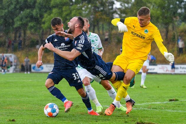 Sport Themen der Woche KW33 v.li.: Christoph Ehlich (Unterhaching, 33) Daniel Adlung (GreutherFürth II, 11) Patrick Hobsch (Unterhaching, 34) Dimitrios Gkoumas (Torwart, Greuther Fürth II, 1) im Zweikampf, Duell, duel, tackle, Dynamik, Action, Aktion, 20.08.2022, Fürth (Deutschland), Fussball, Regionalliga Bayern, SpVgg Greuther Fürth II - SpVgg Unterhaching *** from left Christoph Ehlich Unterhaching, 33 Daniel Adlung GreutherFürth II, 11 Patrick Hobsch Unterhaching, 34 Dimitrios Gkoumas goalkeeper, Greuther Fürth II, 1 in duel, duel, tackle, dynamic, action, action, 20 08 2022, Fürth Germany , football, Regionalliga Bayern, SpVgg Greuther Fürth II SpVgg Unterhaching xslx