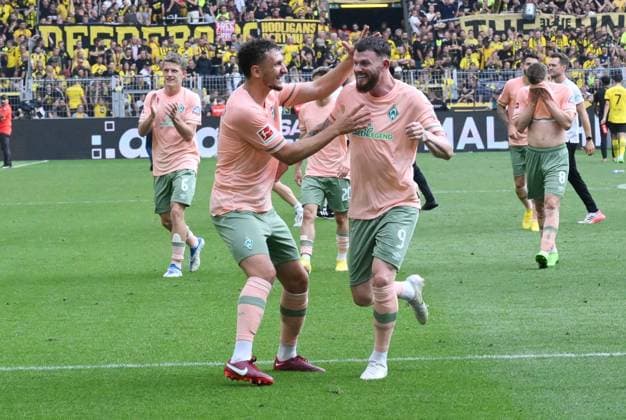 Cheers Oliver Burke Werder Bremen , Milos Veljkovic Werder Bremen , v re 20 08 2022, Football GER, Season 2022 2023, 1 Bundesliga, 3 Matchday, Borussia Dortmund SV Werder Bremen Foto Maik Hölter TEAM2sportphoto DFL regulations prohibit any use of photographs as image sequences and or quasi video Dortmund Signal Iduna Park Nordrhein Westfalen Germany Team2