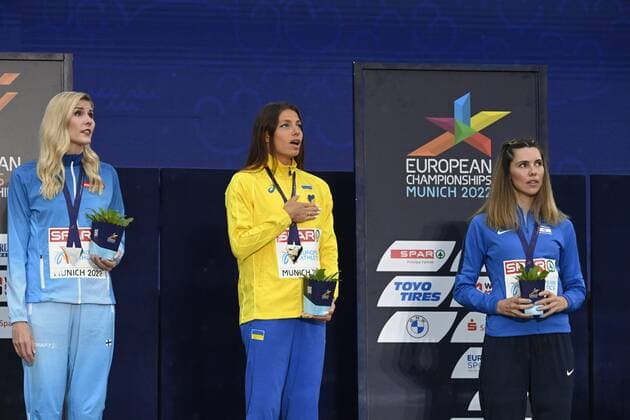 Finland s Kristiina Makela (L), Ukraine s Maryna Bekh-Romanchuk and Israel s Hanna Minenko at the prize ceremony of women s triple jump final in the European Athletics Championships 2022 in Munich, Germany on August 20, 2022. Munich Germany LKFTJK20220820202520EGEX  Copyright: xHeikkixSaukkomaax LKFTJK20220820202520EGEX