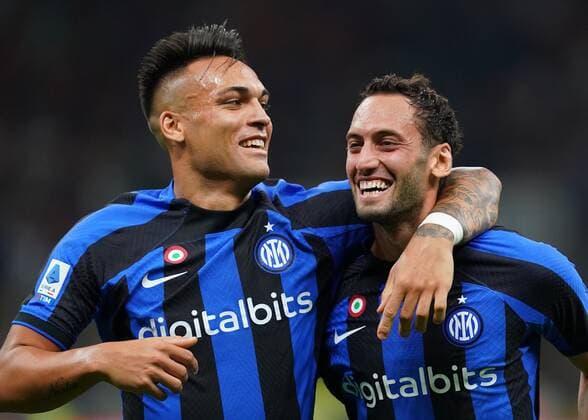 Foto Spada LaPresse 20 Agosto 2022 - Milano, Italia - calcio - Inter vs Spezia - Campionato italiano di calcio Serie A TIM 2022 2023 - Stadio San Siro. Nella foto: esultanza dopo il gol 2-0 Hakan Calhanoglu (Inter Milan);Lautaro Martinez (Inter Milan) ) August 20, 2022 Milan, Italy - sport, calcio - Inter vs Spezia - Italian Serie A Football Championship 2022 2023 - San Siro Stadium. In the pic: celebrates after scoring 2-0 Hakan Calhanoglu (Inter Milan);Lautaro Martinez (Inter Milan) )  Copyright: xSpada LaPressex