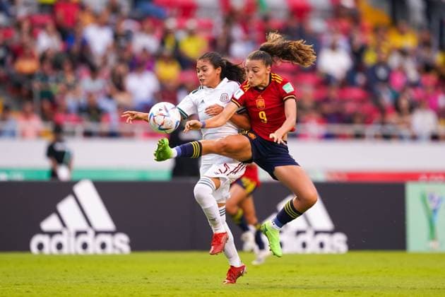 San Jose, Costa Rica, August 20th 2022: Alexxandra Ramirez (5 Mexico) and Inma Gabarro (9 Spain) battle for the ball (duel) during the FIFA U20 Womens World Cup Costa Rica 2022 quarterfinal football match between Spain and Mexico at Estadio Nacional in San Jose, Costa Rica. (Daniela Porcelli SPP) Copyright: xDanielaxPorcellix xSPPx spp-en-DaPoSp-20220820-JDP06720