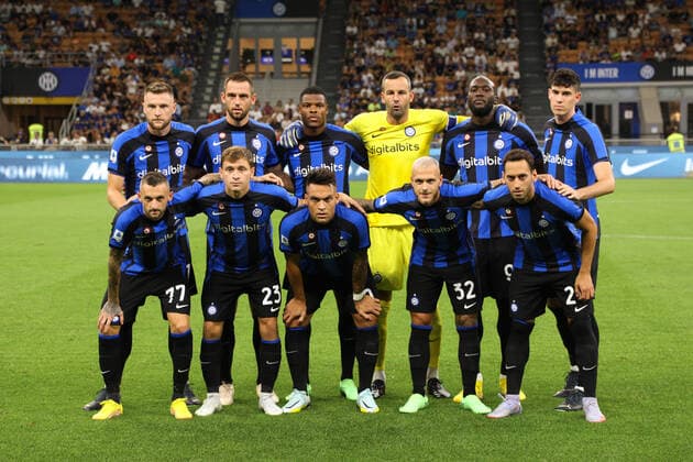 Serie A: FC INTER VS SPEZIA Italy, Milan, aug 20 2022: fc Inter starting line up in center field for photo team during soccer game FC INTER vs SPEZIA, Serie A 2022-2023 day2 San Siro stadium Milan Lombardy Italy Copyright: xFabrizioxAndreaxBertanixxxaal.phx