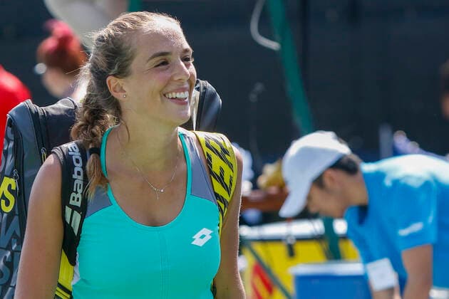 August 20, 2022: 20 08 2022 - VANCOUVER, BC - AUGUST 20: Semi-Finals: Lucia Bronzetti of Italy (green) def Rebecca Peterson of Sweden (pink) during day eight of 2022 Odlum Brown VanOpen at Hollyburn Country Club on August 20, 2022, in West Vancouver,British Columbia,Canada.( Pximages - ZUMAp175 20220820_zsa_p175_006 Copyright: xClelioxTomazx