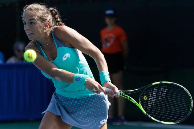 August 20, 2022: 20 08 2022 - VANCOUVER, BC - AUGUST 20: Semi-Finals: Lucia Bronzetti of Italy (green) def Rebecca Peterson of Sweden (pink) during day eight of 2022 Odlum Brown VanOpen at Hollyburn Country Club on August 20, 2022, in West Vancouver,British Columbia,Canada.( Pximages - ZUMAp175 20220820_zsa_p175_017 Copyright: xClelioxTomazx