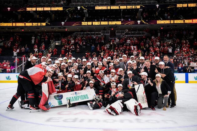 220820 Players and coaching staff of Canada pose for a group photo after their win during the 2022 IIHF World Junior Championship final between Canada and Finland on August 20, 2022 in Edmonton Photo Joel Marklund BILDBYRAN kod JM JM0370 bbeng ishockey ice hockey jvm junior vm u20 2022 iihf world junior championship world juniors final canada kanada finland jubel,  Copyright: JOELxMARKLUND BB220820JM137