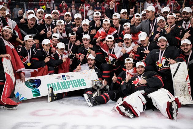 220820 Players and coaching staff of Canada celebrate after their win during the 2022 IIHF World Junior Championship final between Canada and Finland on August 20, 2022 in Edmonton Photo Joel Marklund BILDBYRAN kod JM JM0370 bbeng ishockey ice hockey jvm junior vm u20 2022 iihf world junior championship world juniors final canada kanada finland jubel,  Copyright: JOELxMARKLUND BB220820JM139