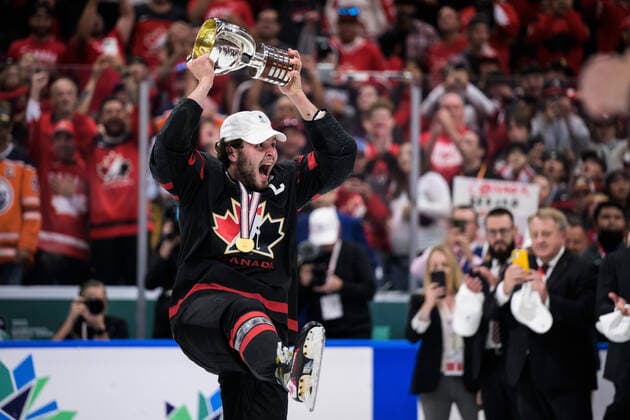 220820 Mason McTavish of Canada celebrates with the winner?s trophy after the 2022 IIHF World Junior Championship final between Canada and Finland on August 20, 2022 in Edmonton Photo Joel Marklund BILDBYRAN kod JM JM0370 bbeng ishockey ice hockey jvm junior vm u20 2022 iihf world junior championship world juniors final canada kanada finland jubel,  Copyright: JOELxMARKLUND BB220820JM142