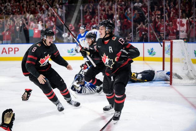 220820 Ronan Seeley and Kent Johnson of Canada celebrate the game winning 3 2 goal in overtime during the 2022 IIHF World Junior Championship final between Canada and Finland on August 20, 2022 in Edmonton Photo Joel Marklund BILDBYRAN kod JM JM0370 bbeng ishockey ice hockey jvm junior vm u20 2022 iihf world junior championship world juniors final canada kanada finland jubel,  Copyright: JOELxMARKLUND BB220820JM145