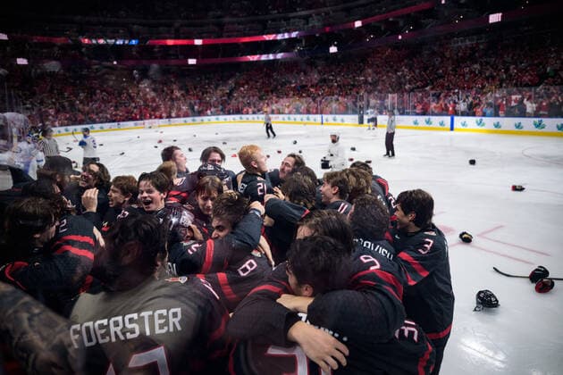 220820 Players of Canada celebrate the game winning 3 2 goal in overtime from Kent Johnson during the 2022 IIHF World Junior Championship final between Canada and Finland on August 20, 2022 in Edmonton Photo Joel Marklund BILDBYRAN kod JM JM0370 bbeng ishockey ice hockey jvm junior vm u20 2022 iihf world junior championship world juniors final canada kanada finland jubel,  Copyright: JOELxMARKLUND BB220820JM150
