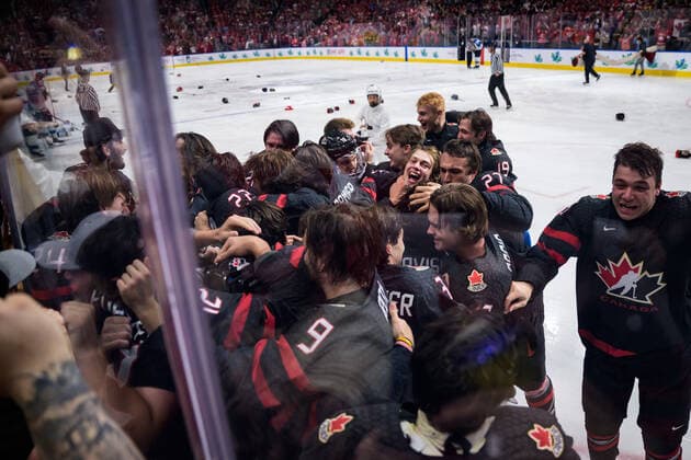 220820 Kent Johnson of Canada looks into the camera as he celebrates with teammates after scoring the game winning 3 2 goal in overtime during the 2022 IIHF World Junior Championship final between Canada and Finland on August 20, 2022 in Edmonton Photo Joel Marklund BILDBYRAN kod JM JM0370 bbeng ishockey ice hockey jvm junior vm u20 2022 iihf world junior championship world juniors final canada kanada finland jubel,  Copyright: JOELxMARKLUND BB220820JM152
