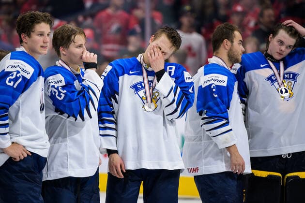 220820 Oliver Kapanen, Roni Hirvonen, Kasper Puutio, Rubin Rafkin and goaltender Juha Jatkola of Finland look dejected after the 2022 IIHF World Junior Championship final between Canada and Finland on August 20, 2022 in Edmonton Photo Joel Marklund BILDBYRAN kod JM JM0370 bbeng ishockey ice hockey jvm junior vm u20 2022 iihf world junior Championship world Juniors final canada canada finland Depp,  Copyright: JOELxMARKLUND BB220820JM154