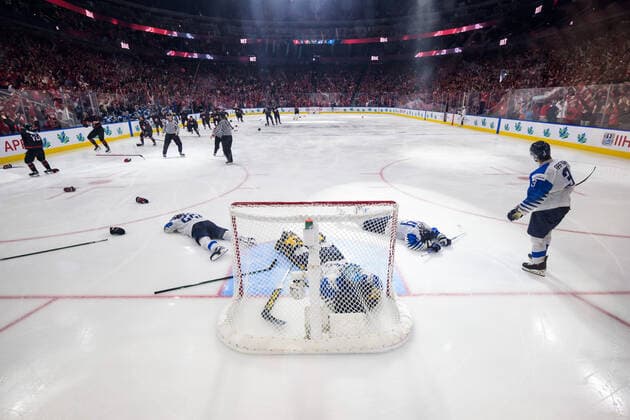 220820 Roni Hirvonen, goaltender Juha Jatkola, Aatu Räty and Rubin Rafkin of Finland look dejected as players of Canada celebrate the game winning 3 2 goal in overtime during the 2022 IIHF World Junior Championship final between Canada and Finland on August 20, 2022 in Edmonton Photo Joel Marklund BILDBYRAN kod JM JM0370 bbeng ishockey ice hockey jvm junior vm u20 2022 iihf world junior championship world juniors final canada kanada finland depp jubel,  Copyright: JOELxMARKLUND BB220820JM161