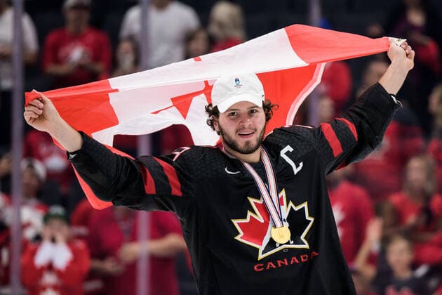 220820 Mason McTavish of Canada celebrates with a Canadian flag after the 2022 IIHF World Junior Championship final between Canada and Finland on August 20, 2022 in Edmonton Photo Joel Marklund BILDBYRAN kod JM JM0370 bbeng ishockey ice hockey jvm junior vm u20 2022 iihf world junior championship world juniors final canada kanada finland jubel,  Copyright: JOELxMARKLUND BB220820JM165
