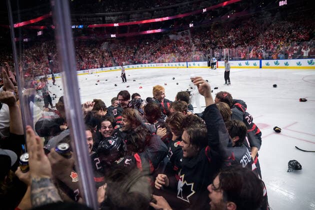 220820 Players of Canada celebrate the game winning 3 2 goal in overtime from Kent Johnson during the 2022 IIHF World Junior Championship final between Canada and Finland on August 20, 2022 in Edmonton Photo Joel Marklund BILDBYRAN kod JM JM0370 bbeng ishockey ice hockey jvm junior vm u20 2022 iihf world junior championship world juniors final canada kanada finland jubel,  Copyright: JOELxMARKLUND BB220820JM167