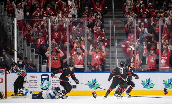 August 20, 2022, EDMONTON, AB, CANADA: Canada celebrates the win over Finland during overtime IIHF World Junior Hockey Championship gold medal game action in Edmonton on Saturday August 20, 2022. Canada News - August 20, 2022  - ZUMAc35_ 20220820_zaf_c35_117 Copyright: xJasonxFransonx
