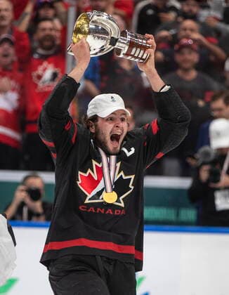 August 20, 2022, EDMONTON, AB, CANADA: Canada s Mason McTavish (23) celebrates the win over Finland during IIHF World Junior Hockey Championship gold medal game action in Edmonton on Saturday August 20, 2022. Canada News - August 20, 2022  - ZUMAc35_ 20220820_zaf_c35_126 Copyright: xJasonxFransonx