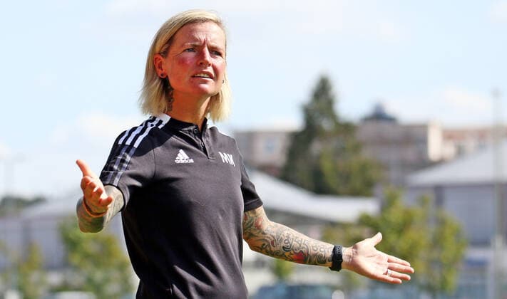 21 08 2022, xmohx, football DFB Pokal women , 1 FC Riegelsberg 1 FC Nürnberg emspor, v l coach Melanie Klein Riegelsberg DFL DFB REGULATES PROHIBIT ANY USE OF PHOTOGRAPHS as IMAGE SEQUENCES and or QUASI VIDEO Riegelsberg