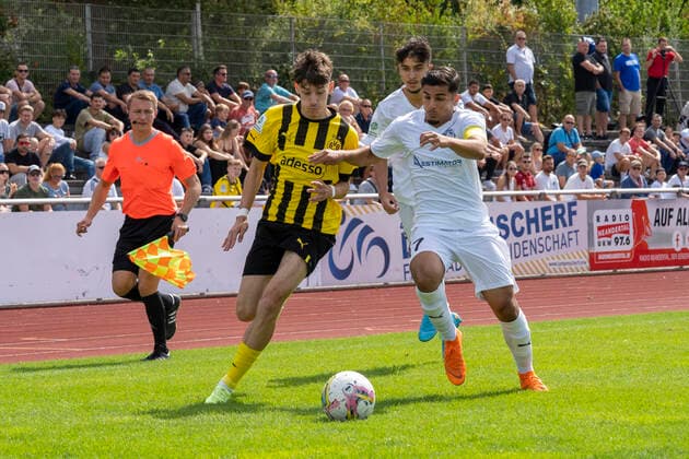Sunday, 21 08 2022 Season 2022 2023 A Junior Bundesliga, U19 Bundesliga 2 Matchday at Stadion am Bandsbusch, Hilden, Germany VfB 03 Hilden U19 BV Borussia Dortmund U19 Noa Gabriel Simic Borussia Dortmund U19 7 , Azad Sari VfB 03 Hilden U19 17