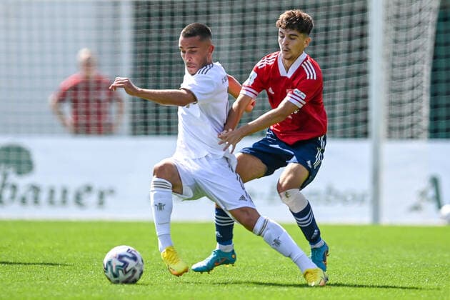 v li Arjon Ibrahimovic FCB, 10 Elion Haxhosaj Unterhaching, 3 in duel, duel, tackle, dynamic, action, action, 21 08 2022, Unterhaching Germany , Football, A Junioren Bundesliga Süd Südwest, SpVgg Unterhaching FC Bayern München, DFB DFL REGULATIONS PROHIBIT ANY USE OF PHOTOGRAPHS AS IMAGE SEQUENCES AND OR QUASI VIDEO xslx