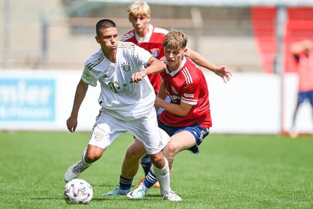 f li Matteo Perez Vinlöf FCB, 3 Dominique Girtler Unterhaching, 9 in duel, duel, tackle, dynamic, action, action, 21 08 2022, Unterhaching Germany , Football, A Junioren Bundesliga Süd Südwest, SpVgg Unterhaching FC Bayern München, DFB DFL REGULATIONS PROHIBIT ANY USE OF PHOTOGRAPHS AS IMAGE SEQUENCES AND OR QUASI VIDEO xslx
