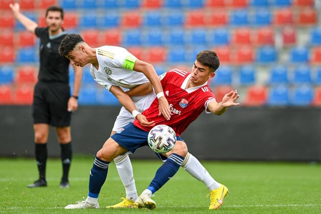 v li Aleksandar Pavlovic FCB, 6 Aaron Keller Unterhaching, 10 in duel, duel, tackle, dynamics, action, action, 21 08 2022, Unterhaching Germany , Football, A Junioren Bundesliga Süd Südwest, SpVgg Unterhaching FC Bayern München, DFB DFL REGULATIONS PROHIBIT ANY USE OF PHOTOGRAPHS AS IMAGE SEQUENCES AND OR QUASI VIDEO xslx
