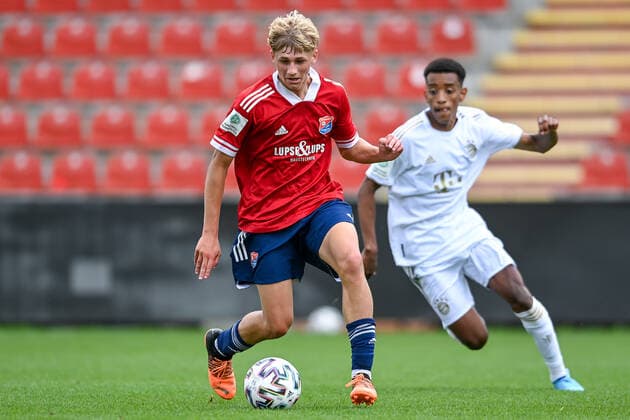 v li Felix Lautenbacher Unterhaching, 7 Liul Alemu FCB, 17 in duel, duel, tackle, dynamic, action, action, 21 08 2022, Unterhaching Germany , Football, A Junioren Bundesliga Süd Südwest, SpVgg Unterhaching FC Bayern München, DFB DFL REGULATIONS PROHIBIT ANY USE OF PHOTOGRAPHS AS IMAGE SEQUENCES AND OR QUASI VIDEO xslx