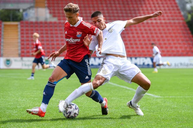 v li Fynn Seidel Unterhaching, 2 Matteo Perez Vinlöf FCB, 3 in duel, duel, tackle, dynamic, action, action, 21 08 2022, Unterhaching Germany , Football, A Junioren Bundesliga Süd Südwest, SpVgg Unterhaching FC Bayern München, DFB DFL REGULATIONS PROHIBIT ANY USE OF PHOTOGRAPHS AS IMAGE SEQUENCES AND OR QUASI VIDEO xslx