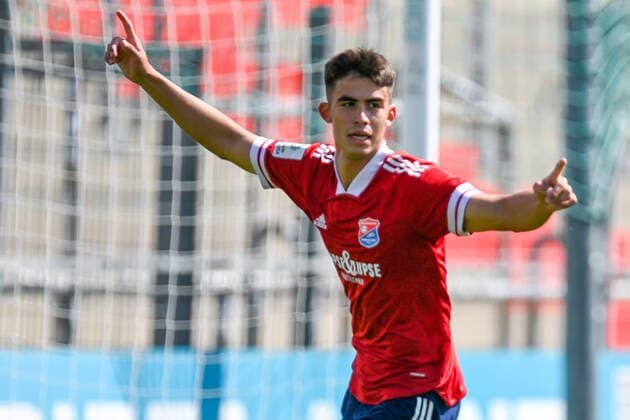 Aaron Keller Unterhaching, 10 with goal celebration, cheering, celebrating the goal, goal, celebration, cheering about the goal to 1 0 by Aaron Keller Unterhaching, 10 , optimistic, single picture, action, action, 21 08 2022, Unterhaching Germany , Football, A Junioren Bundesliga Süd Südwest, SpVgg Unterhaching FC Bayern München, DFB DFL REGULATIONS PROHIBIT ANY USE OF PHOTOGRAPHS AS IMAGE SEQUENCES AND OR QUASI VIDEO xslx