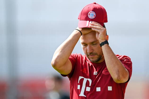 Coach Danny Galm FCB looking disappointed, disappointment, frustration, disappointed, pessimistic single picture, action, action, 21 08 2022, Unterhaching Germany , Football, A Junior Bundesliga Süd Südwest, SpVgg Unterhaching FC Bayern München, DFB DFL REGULATIONS PROHIBIT ANY USE OF PHOTOGRAPHS AS IMAGE SEQUENCES AND OR QUASI VIDEO xslx