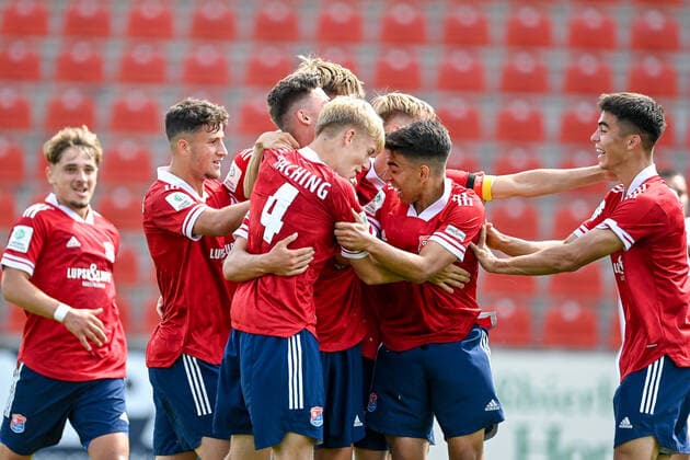 Unterhaching players celebrating the goal, celebration, goal, celebration, celebration about the goal to 3 1 by Björn Fröhlich Unterhaching, 5 covered , optimistic, action, action, 21 08 2022, Unterhaching Germany , Football, A Junioren Bundesliga Süd Südwest, SpVgg Unterhaching FC Bayern München, DFB DFL REGULATIONS PROHIBIT ANY USE OF PHOTOGRAPHS AS IMAGE SEQUENCES AND OR QUASI VIDEO xslx