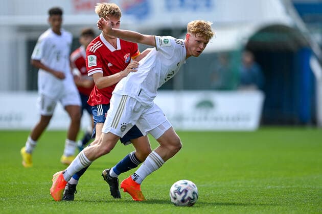 v li Nils Ortel Unterhaching, 8 Lennard becker FCB, 8 in duel, duel, tackle, dynamics, action, action, 21 08 2022, Unterhaching Germany , Football, A Junioren Bundesliga Süd Südwest, SpVgg Unterhaching FC Bayern München, DFB DFL REGULATIONS PROHIBIT ANY USE OF PHOTOGRAPHS AS IMAGE SEQUENCES AND OR QUASI VIDEO xslx