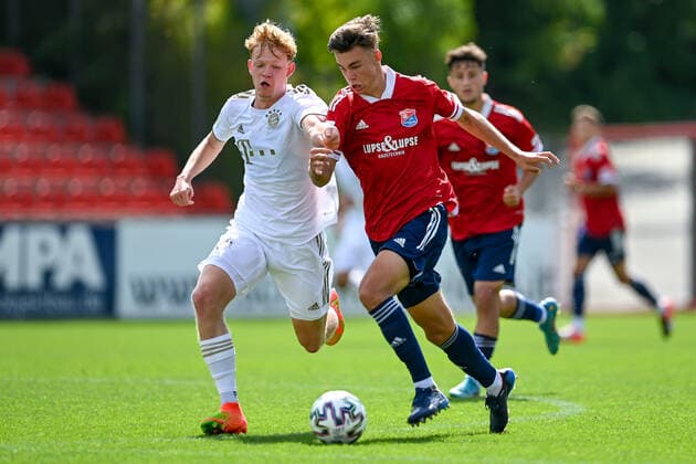 v li Lennard becker FCB, 8 Björn Fröhlich Unterhaching, 5 in duel, duel, tackle, dynamics, action, action, 21 08 2022, Unterhaching Germany , Football, A Junioren Bundesliga Süd Südwest, SpVgg Unterhaching FC Bayern München, DFB DFL REGULATIONS PROHIBIT ANY USE OF PHOTOGRAPHS AS IMAGE SEQUENCES AND OR QUASI VIDEO xslx