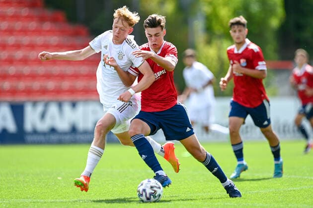 v li Lennard becker FCB, 8 Björn Fröhlich Unterhaching, 5 in duel, duel, tackle, dynamics, action, action, 21 08 2022, Unterhaching Germany , Football, A Junioren Bundesliga Süd Südwest, SpVgg Unterhaching FC Bayern München, DFB DFL REGULATIONS PROHIBIT ANY USE OF PHOTOGRAPHS AS IMAGE SEQUENCES AND OR QUASI VIDEO xslx