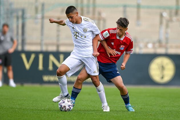 f li Matteo Perez Vinlöf FCB, 3 Florian Markert Unterhaching, 6 in duel, duel, tackle, dynamic, action, action, 21 08 2022, Unterhaching Germany , Football, A Junioren Bundesliga Süd Südwest, SpVgg Unterhaching FC Bayern München, DFB DFL REGULATIONS PROHIBIT ANY USE OF PHOTOGRAPHS AS IMAGE SEQUENCES AND OR QUASI VIDEO xslx