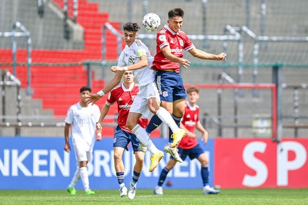 v li Aleksandar Pavlovic FCB, 6 Aaron Keller Unterhaching, 10 in duel, duel, tackle, dynamics, action, action, 21 08 2022, Unterhaching Germany , Football, A Junioren Bundesliga Süd Südwest, SpVgg Unterhaching FC Bayern München, DFB DFL REGULATIONS PROHIBIT ANY USE OF PHOTOGRAPHS AS IMAGE SEQUENCES AND OR QUASI VIDEO xslx