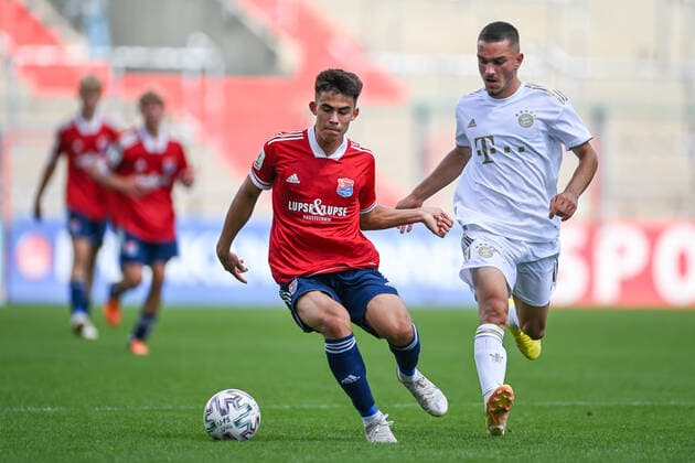 v li Aaron Keller Unterhaching, 10 Arjon Ibrahimovic FCB, 10 in duel, duel, tackle, dynamic, action, action, 21 08 2022, Unterhaching Germany , Football, A Junioren Bundesliga Süd Südwest, SpVgg Unterhaching FC Bayern München, DFB DFL REGULATIONS PROHIBIT ANY USE OF PHOTOGRAPHS AS IMAGE SEQUENCES AND OR QUASI VIDEO xslx