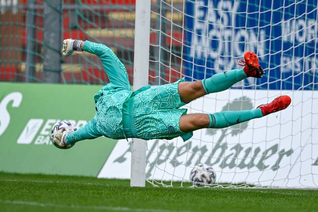 Bejnamin Ballas Goalkeeper, FCB, 1 can steer the foul penalty to the corner, saves, save, brilliant save, holds the ball, action, action, action, 21 08 2022, Unterhaching Germany , Football, A Junior Bundesliga Süd Südwest, SpVgg Unterhaching FC Bayern München, DFB DFL REGULATIONS PROHIBIT ANY USE OF PHOTOGRAPHS AS IMAGE SEQUENCES AND OR QUASI VIDEO xslx