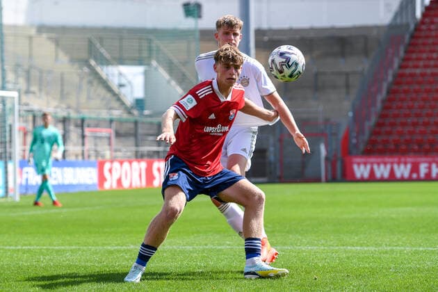 v li Dominique Girtler Unterhaching, 9 Grayson Dettoni FCB, 4 in duel, duel, tackle, dynamics, action, action, 21 08 2022, Unterhaching Germany , Football, A Junioren Bundesliga Süd Südwest, SpVgg Unterhaching FC Bayern München, DFB DFL REGULATIONS PROHIBIT ANY USE OF PHOTOGRAPHS AS IMAGE SEQUENCES AND OR QUASI VIDEO xslx