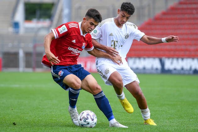 v li Aaron Keller Unterhaching, 10 Yousef Qashi FCB, 7 in duel, duel, tackle, dynamic, action, action, 21 08 2022, Unterhaching Germany , Football, A Junioren Bundesliga Süd Südwest, SpVgg Unterhaching FC Bayern München, DFB DFL REGULATIONS PROHIBIT ANY USE OF PHOTOGRAPHS AS IMAGE SEQUENCES AND OR QUASI VIDEO xslx