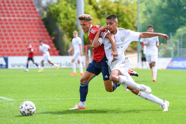 v li Fynn Seidel Unterhaching, 2 Matteo Perez Vinlöf FCB, 3 in duel, duel, tackle, dynamic, action, action, 21 08 2022, Unterhaching Germany , Football, A Junioren Bundesliga Süd Südwest, SpVgg Unterhaching FC Bayern München, DFB DFL REGULATIONS PROHIBIT ANY USE OF PHOTOGRAPHS AS IMAGE SEQUENCES AND OR QUASI VIDEO xslx