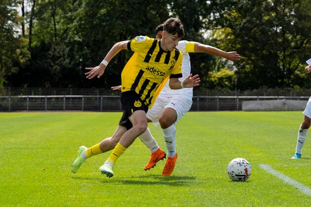 Sunday, 21 08 2022 Season 2022 2023 A Junior Bundesliga, U19 Bundesliga 2 Matchday at Stadion am Bandsbusch, Hilden, Germany VfB 03 Hilden U19 BV Borussia Dortmund U19 Noa Gabriel Simic Borussia Dortmund U19 7
