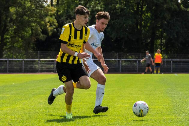 Sunday, 21 08 2022 Season 2022 2023 A Junior Bundesliga, U19 Bundesliga 2 Matchday at Stadion am Bandsbusch, Hilden, Germany VfB 03 Hilden U19 BV Borussia Dortmund U19 Noa Gabriel Simic Borussia Dortmund U19 7