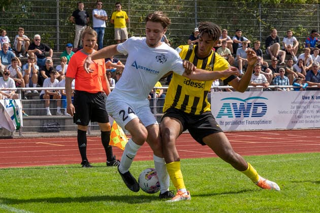 Sunday, 21 08 2022 Season 2022 2023 A Junior Bundesliga, U19 Bundesliga 2 Matchday at Stadion am Bandsbusch, Hilden, Germany VfB 03 Hilden U19 BV Borussia Dortmund U19 V l n r Venhar Ismailji VfB 03 Hilden U19 24 , Filippo Calixte Mane Borussia Dortmund U19 26