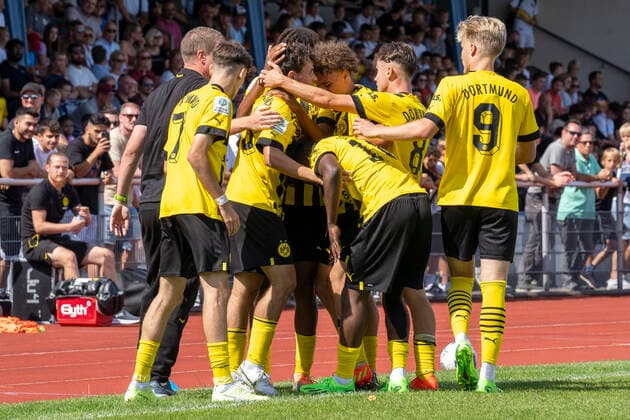 Sunday, 21 08 2022 Season 2022 2023 A Junioren Bundesliga, U19 Bundesliga 2 Matchday at Stadion am Bandsbusch, Hilden, Germany VfB 03 Hilden U19 BV Borussia Dortmund U19 Jubeltraube after the opening goal to 2 1